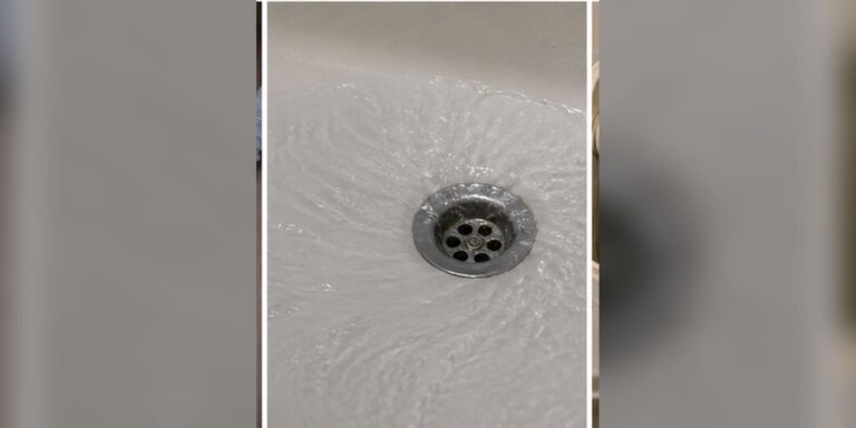 agua-vuelve-por-desague